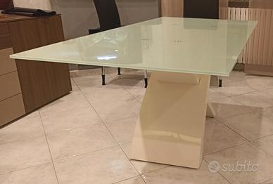 Tavolo in vetro temperato moderno