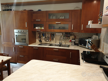Cucina completa ad angolo con penisola