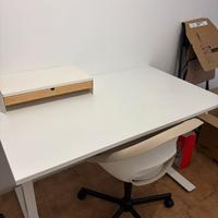 SCRIVANIA CON ALTEZZA REGOLABILE.