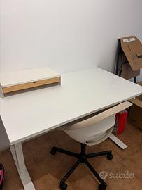 SCRIVANIA CON ALTEZZA REGOLABILE.