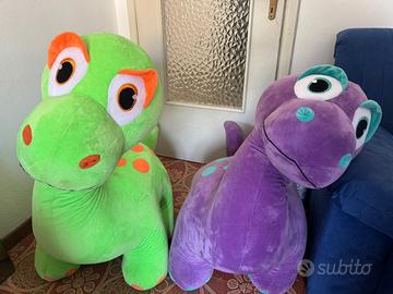 Dinosauri giganti di peluche