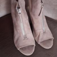 scarpe primaverile nuove.