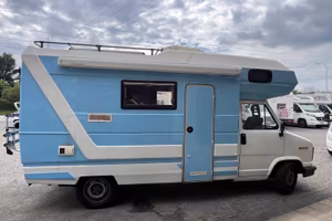 Camper monoscocca pronto a partire