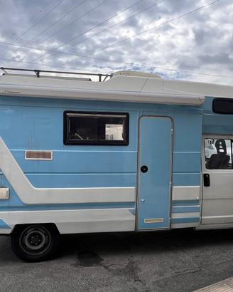 Camper monoscocca pronto a partire