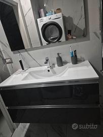 mobile bagno, divano e tavolo