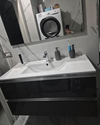 mobile bagno, divano e tavolo