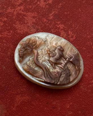 Cammeo vintage inciso in conchiglia scena antica