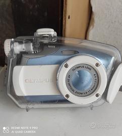 fotocamera digitale Olympus con custodia subacquea