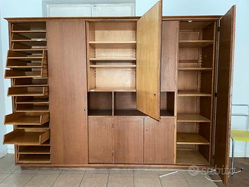 Arredi d'epoca: armadio, sedia bamboo, madia