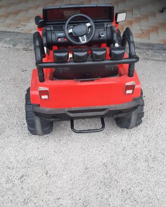 macchina modello jeep