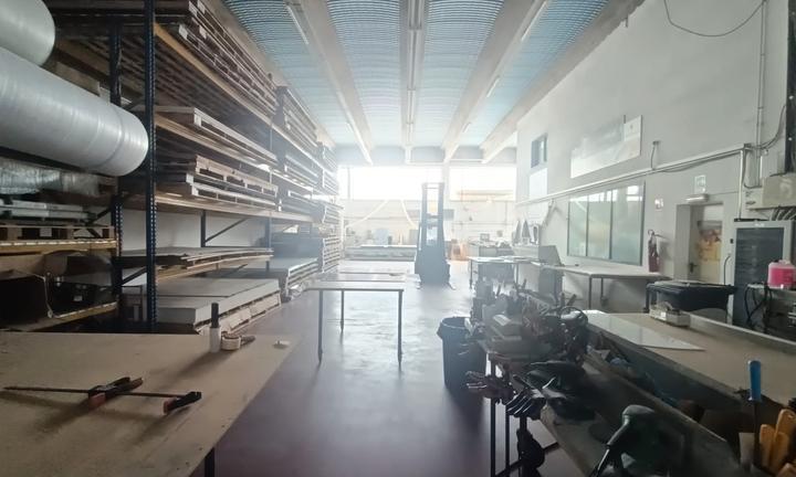 Capannone + Appartamento arredato + Campo da PADEL