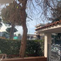 Locale commerciale con spazio esterno