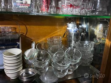 Bichieri tazze piatti varie cose per la casa