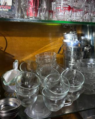 Bichieri tazze piatti varie cose per la casa