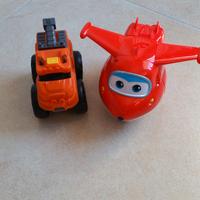 Jett (Super Wings) e Monster Truck ( Dickie Toys).