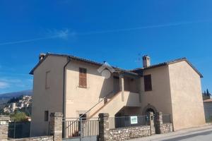 CASA INDIPENDENTE A SPELLO