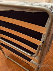 Lettino/brandina pieghevole con materasso.