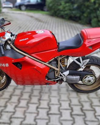 DUCATI 748 .