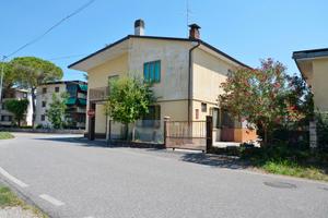 Staranzano:due case con rimesse e giardino