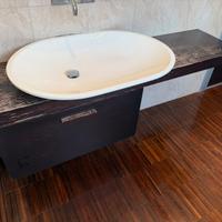Mobile bagno sospeso con lavandino