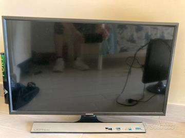 Televisore Samsung 63cm larghezza 37 cm altezza
