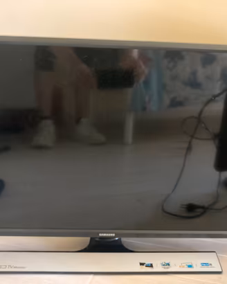 Televisore Samsung 63cm larghezza 37 cm altezza