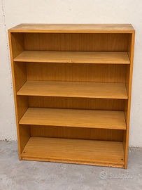 Libreria color legno con 4 vani