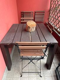 Tavolo di legno molto robusto e pesante