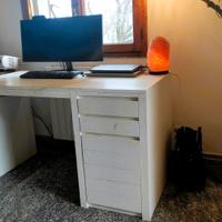 scrivania e mobile TV