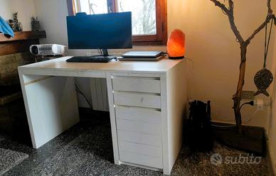 scrivania e mobile TV
