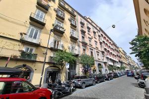4 LOCALI A NAPOLI