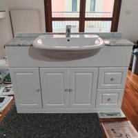 mobile lavandino e specchio bagno