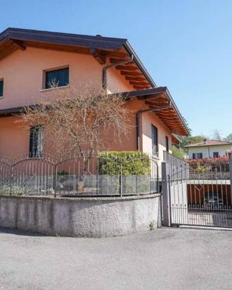 Villa di 330 m² con più di 5 locali e box auto a V