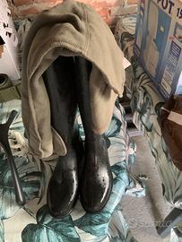 Caschetto e stivali equitazione