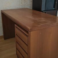 Scrivania con cassettiera