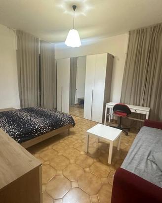 Stanza in appartamento di 130 m² a Roma