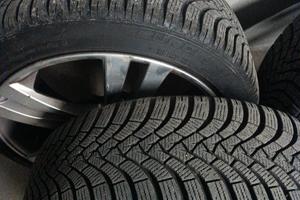 GOMME INVERNALI 215 45 R18 93V