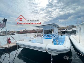 Ristorante galleggiante sul mare