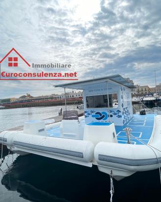 Ristorante galleggiante sul mare
