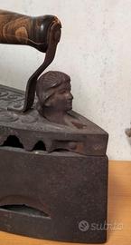 Vecchio ferro da stiro della nonna in ghisa