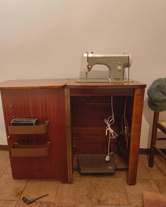 Macchina da cucire vintage con mobile – €80