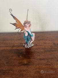 Fata dei Boschi seduta su tronco di "Les Alpes"