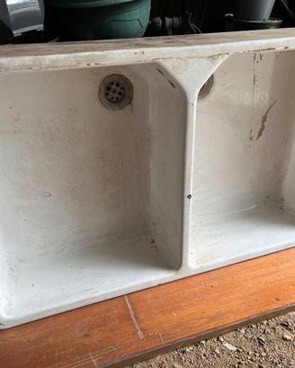 Lavandino in ceramica a doppia vasca