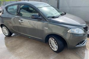 Lancia Ypsilon 1.2 69 CV 5 porte NEOPATENTATI
