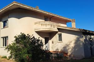 Villa unifamiliare con ampio cortile