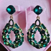 Orecchini pendenti con pietre verdi