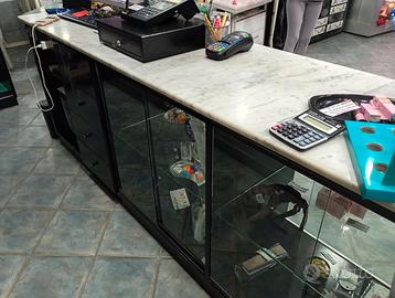 scrivania vetrina e cassetti