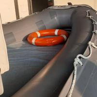 Gommone con carrello e motore .