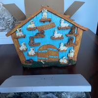Dog House in legno massiccio con statuette di cani