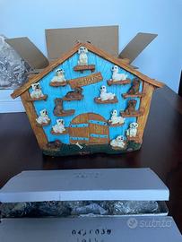 Dog House in legno massiccio con statuette di cani